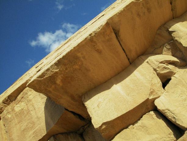 Vista cercana de las piedras de revestimiento de la pirámide doblada