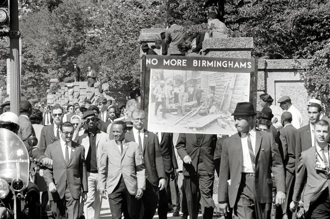 Congreso de Igualdad Racial y miembros de la Iglesia All Souls, Unitaria ubicada en Washington, D.C., marchan en memoria de las víctimas del atentado con bombas en la Iglesia Bautista de la Calle 16.