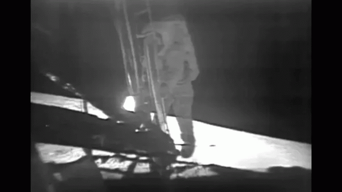 Neil Armstrong pisando la luna.