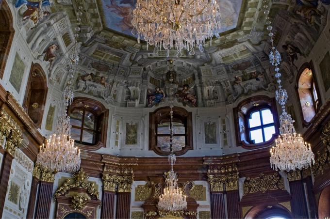 Interior adornado, que incluye 4 candelabros, del Marble Hall en Upper Belvedere, Viena, Austria