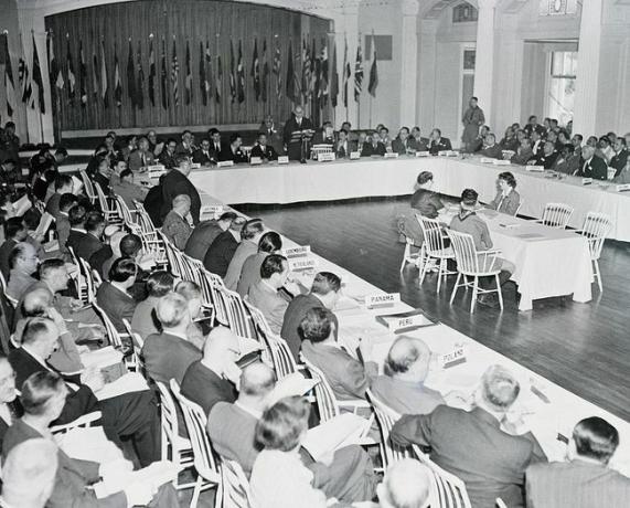 Conferencia de Bretton Woods: Las Naciones Unidas se reúnen en el Hotel Mount Washington para discutir programas de cooperación económica y progreso.