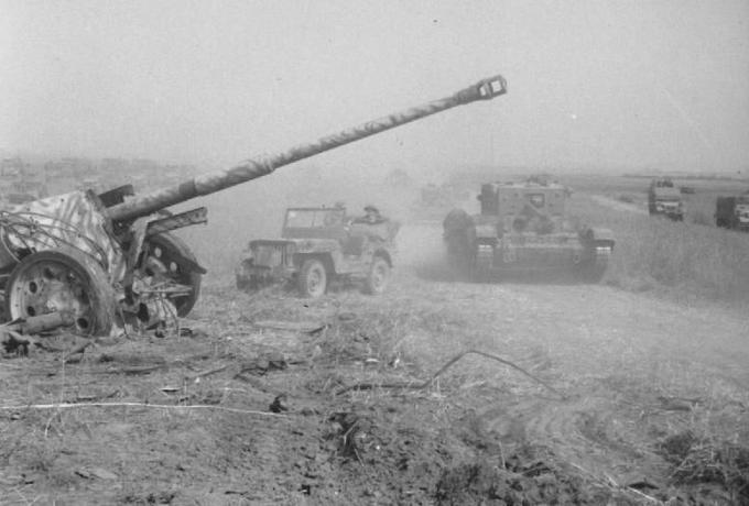 El tanque británico avanzó más allá de una pistola de campo alemana destrozada.