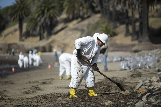 Una tubería rota derrama petróleo a lo largo de la costa de Santa Bárbara