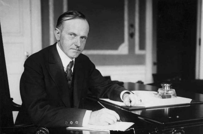 Fotografía de Calvin Coolidge en el escritorio de la Casa Blanca.