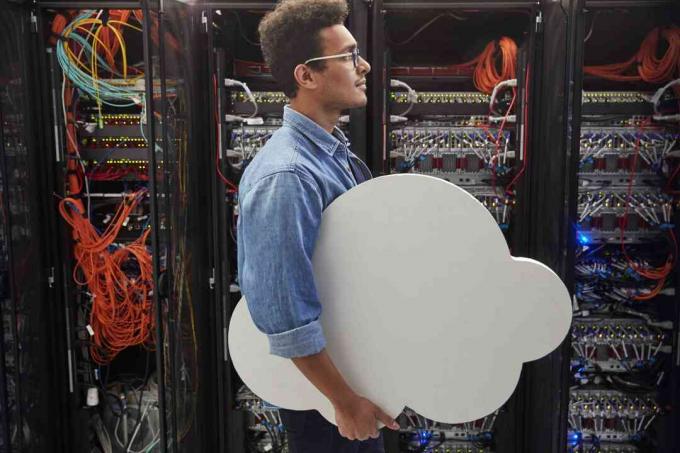 Técnico de TI masculino llevando la nube en la sala de servidores, computación en la nube