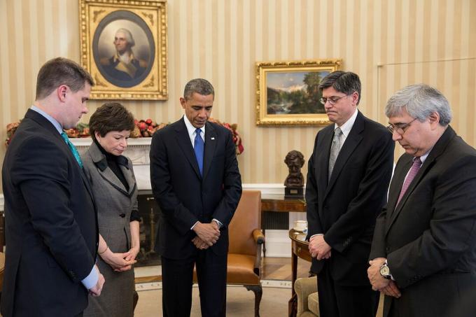 El presidente Barack Obama hace una pausa durante una reunión para observar un momento de silencio para las víctimas de Sandy Hook