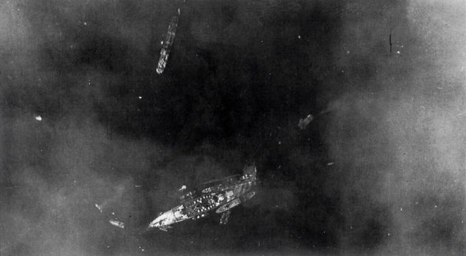 Foto aérea del acorazado Littorio siendo rescatado.