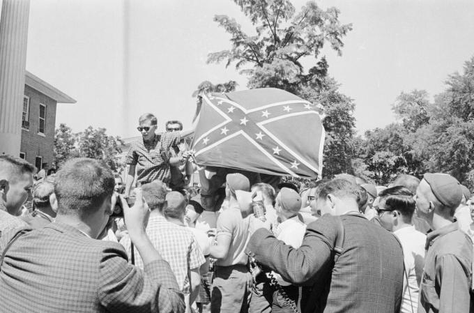 Los estudiantes izaron una bandera confederada en el aire durante los disturbios de Ole Miss.