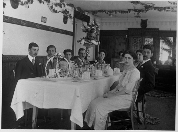 Sigmund Freud cenando con la familia