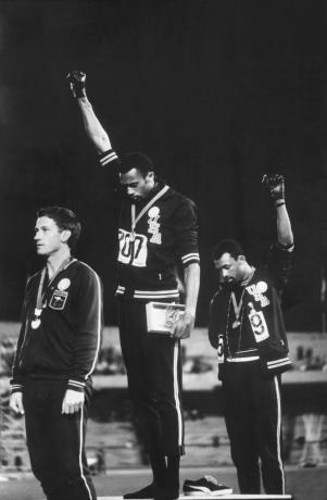 Fotografía de los miembros afroamericanos del equipo de atletismo estadounidense Tommie Smith y John Carlos levantando los puños enguantados de Black Power como protesta por los derechos civiles durante la ceremonia de entrega de medallas en los Juegos Olímpicos de 1968 en Ciudad de México