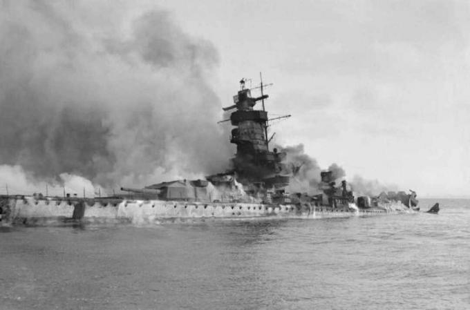 El acorazado de bolsillo Almirante Graf Spee ardiendo y parcialmente sumergido en el Río de la Plata