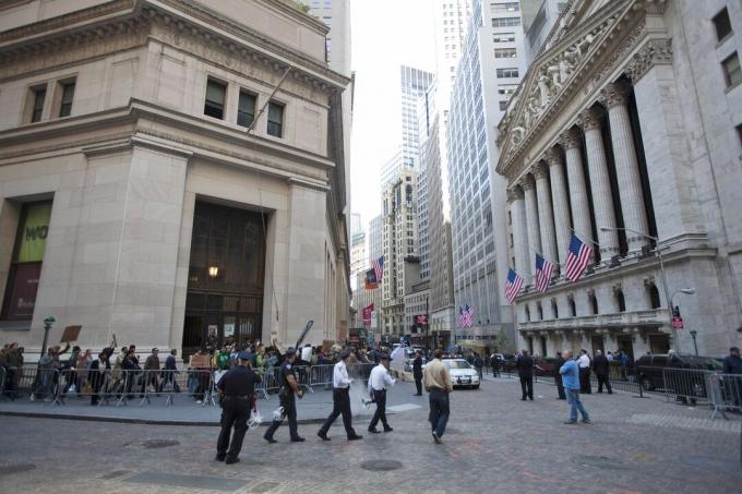 La intersección histórica de Broad Street y Wall Street en Nueva York