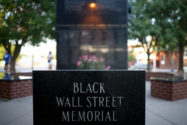 El memorial de la Masacre de Black Wall Street se muestra el 18 de junio de 2020 en Tulsa, Oklahoma.