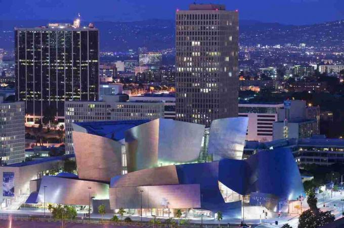 Twirly Metal Disney Concert Hall de Gehry frente a los edificios de oficinas tradicionales en Los Ángeles