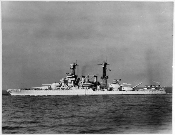 El acorazado USS Colorado (BB-45) anclado.