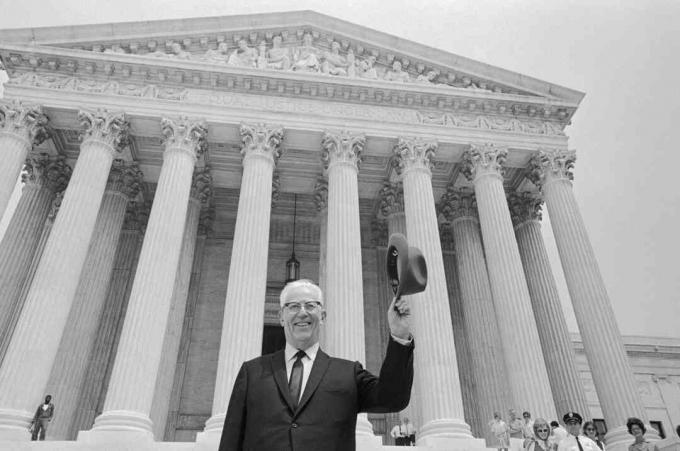 Earl Warren diciendo adiós