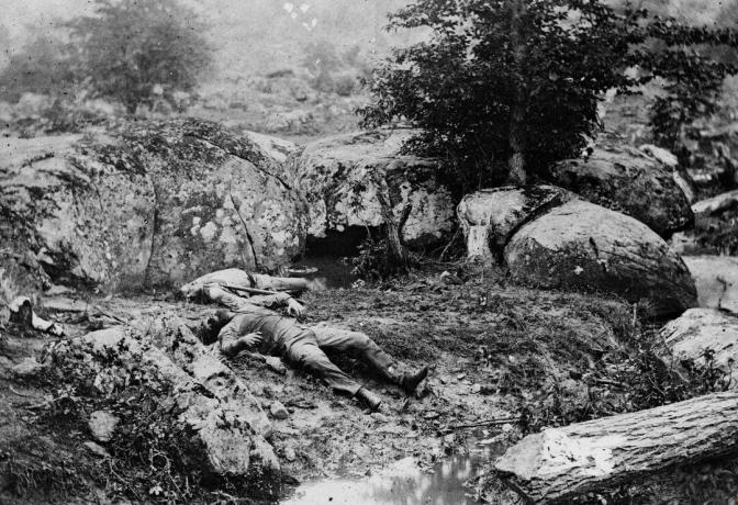 fotografías de confederados muertos cerca de Little Round Top