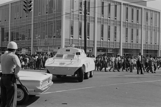 Estadounidenses negros marchando en la esquina de 16th Street y 5th Avenue en Birmingham, Alabama, al comienzo de la Campaña de Birmingham, mayo de 1963.