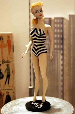 La muñeca Barbie No. 1 original se muestra en el 