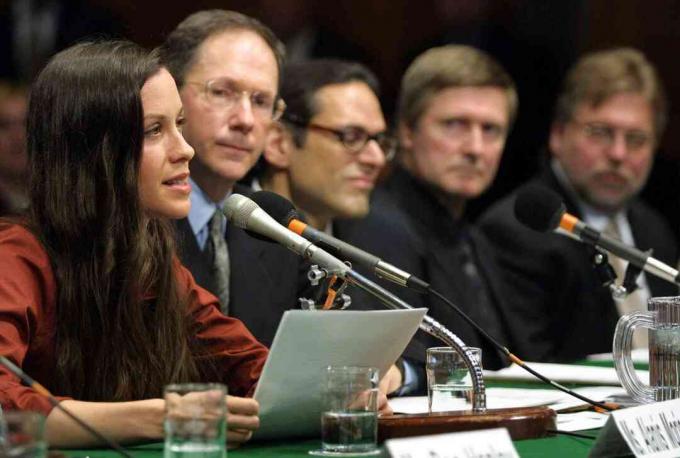Fotografía del cantante Alanis Morissette testificando ante un comité del Senado de EE. UU.