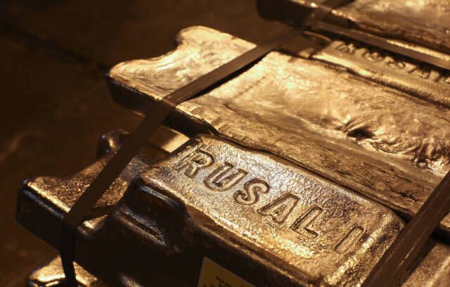 El logotipo de Rusal se encuentra en lingotes de aluminio antes de su distribución en la planta de fundición de aluminio de Irkutsk, operada por United Co. Rusal, en Shelekhov, Rusia.