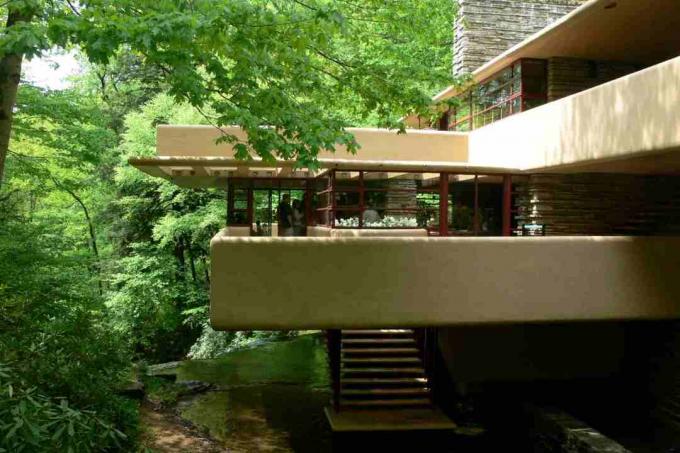 Áreas de vida en voladizo sobre Bear Run en Fallingwater en Pennsylvania