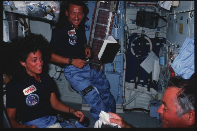 La astronauta Judith Resnik a bordo del Discovery.