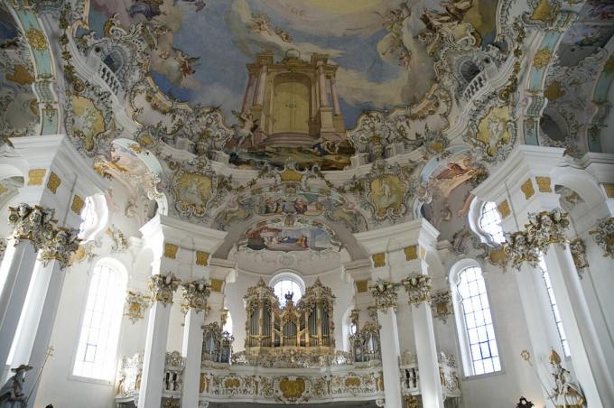 Alemania, Baviera, la iglesia de Wieskirche vista interior del órgano de la iglesia y frescos en el techo representando la Puerta del Cielo / Paraíso