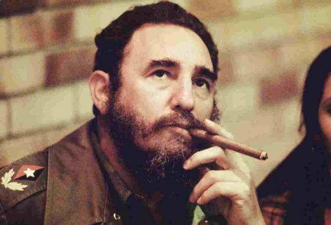 Fidel Castro fuma un cigarro en su oficina en La Habana, Cuba, alrededor de 1977.