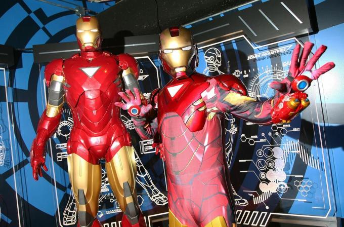 Un Iron Man disfrazado posa con un Iron Man de cera en Madame Tussauds en la ciudad de Nueva York.