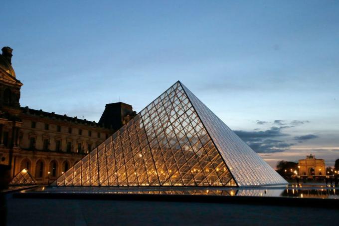 La pirámide del Louvre por IM Pei