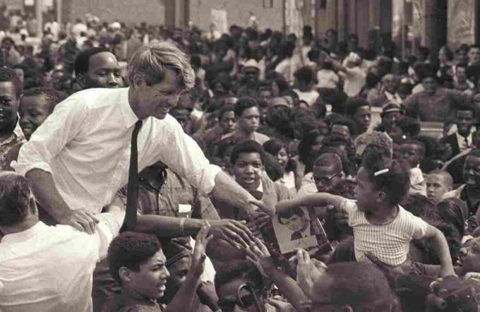 fotografía de Robert F. Kennedy haciendo campaña en 1968