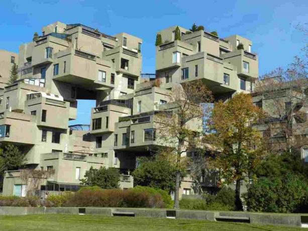 Foto de unidades de apartamentos tipo caja, apiladas de forma individual y aleatoria.