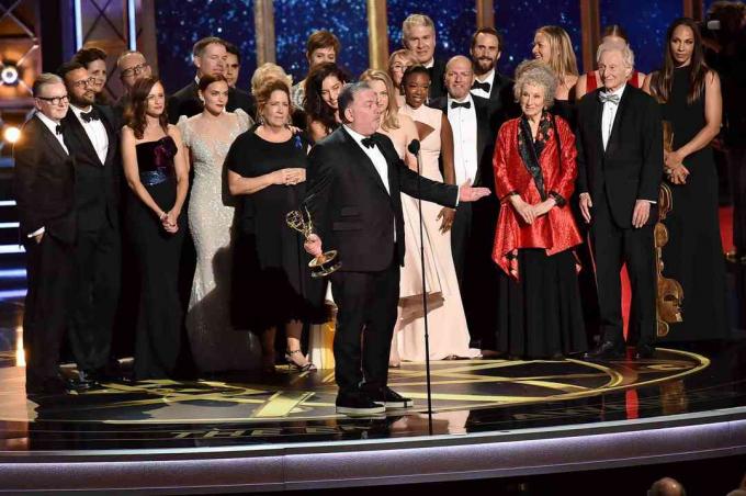 El elenco de 'The Handmaid's Tale' en el escenario de los Globos de Oro