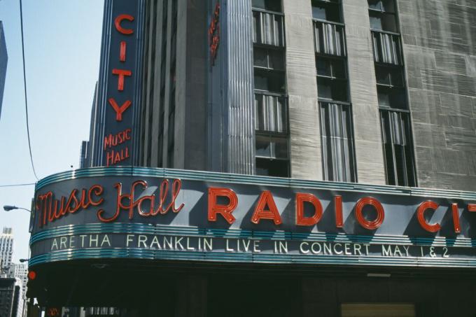 Carpa icónica art deco del Radio City Music Hall