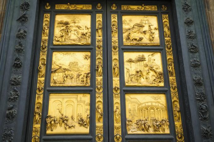Puertas del paraíso de bronce dorado en el Baptisterio de San Giovanni, Florencia, Toscana, Italia