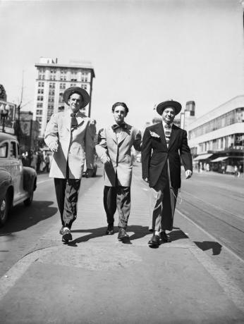 Fotografía de tres hombres luciendo variaciones en el zoot suit.