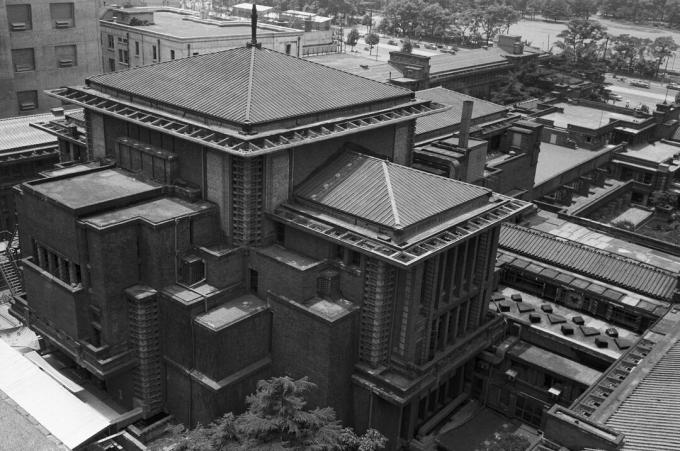 histórica foto en blanco y negro de estructuras cuboides de diferentes tamaños, siendo la más grande más un cubo