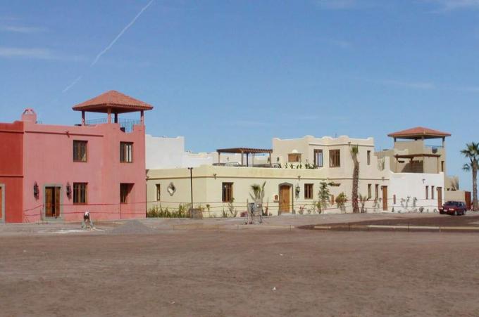 Foto de la calle de coloridos edificios de barro en un estilo español