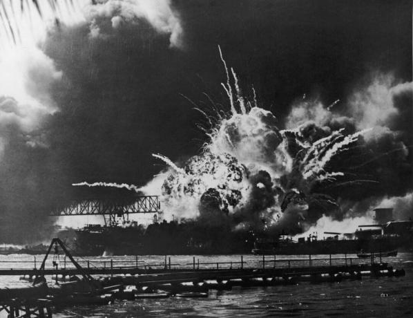 Una vista del USS Shaw explotando en la Base Naval de EE. UU., Pearl Harbor, Hawaii,