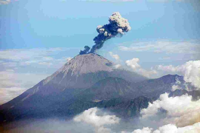 El volcán Semeru en Indonesia es un estratovolcán activo.