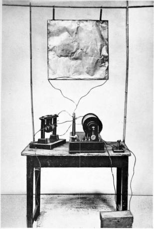 Fotografía del primer transmisor de radio del inventor Guglielmo Marconi