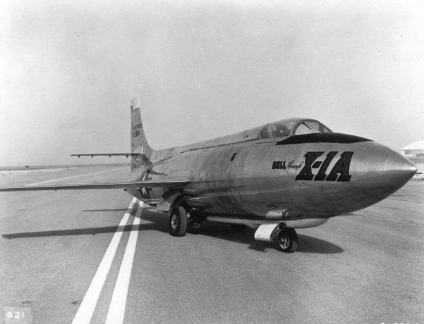 Bell X-1A estacionado en una pista.