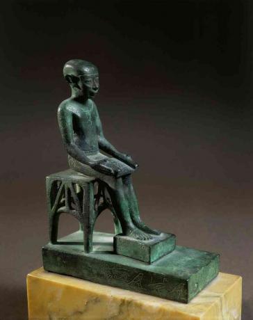 Exvoto de bronce que representa a Imhotep, arquitecto de las pirámides de Giza. Museo del Louvre, París, siglo VIII a. C.