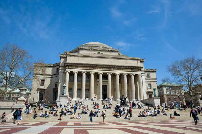 Estudiantes frente a la biblioteca de la Universidad de Columbia, Manhattan, Nueva York, EE.