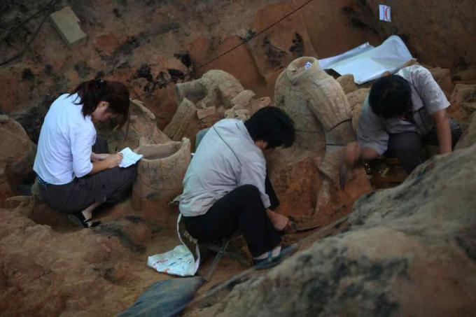 Los arqueólogos trabajan en el sitio de excavación del pozo número 1 del Museo de Guerreros y Caballos de Terracota Qin Shihuang en el distrito de Lintong de Xian, provincia de Shaanxi, China. (Agosto de 2009)