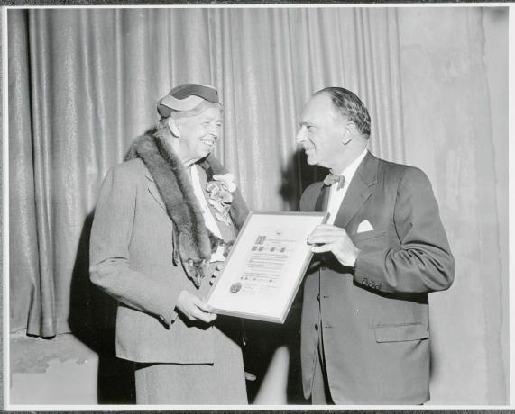 Eleanor Roosevelt recibe un premio