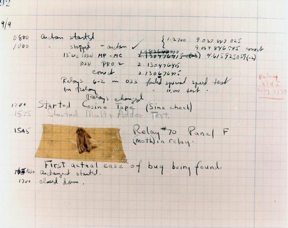 La primera computadora Bug Moth fue encontrada atrapada entre los puntos en el Relé # 70, Panel F, de la Calculadora de Relé Mark II Aiken mientras se estaba probando en la Universidad de Harvard, el 9 de septiembre de 1945