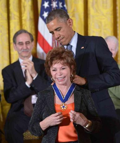 Allende recibe la Medalla Presidencial de la Libertad del presidente Obama