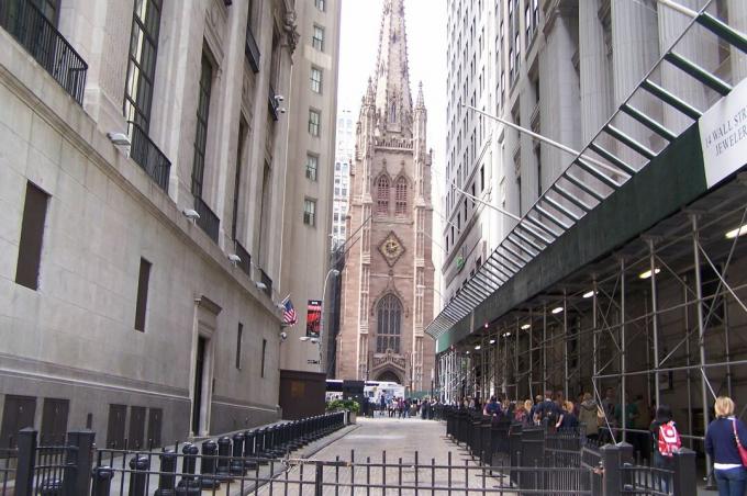 Desde Wall Street en Nueva York mirando hacia el oeste hasta la Iglesia de la Trinidad: la seguridad es un arte